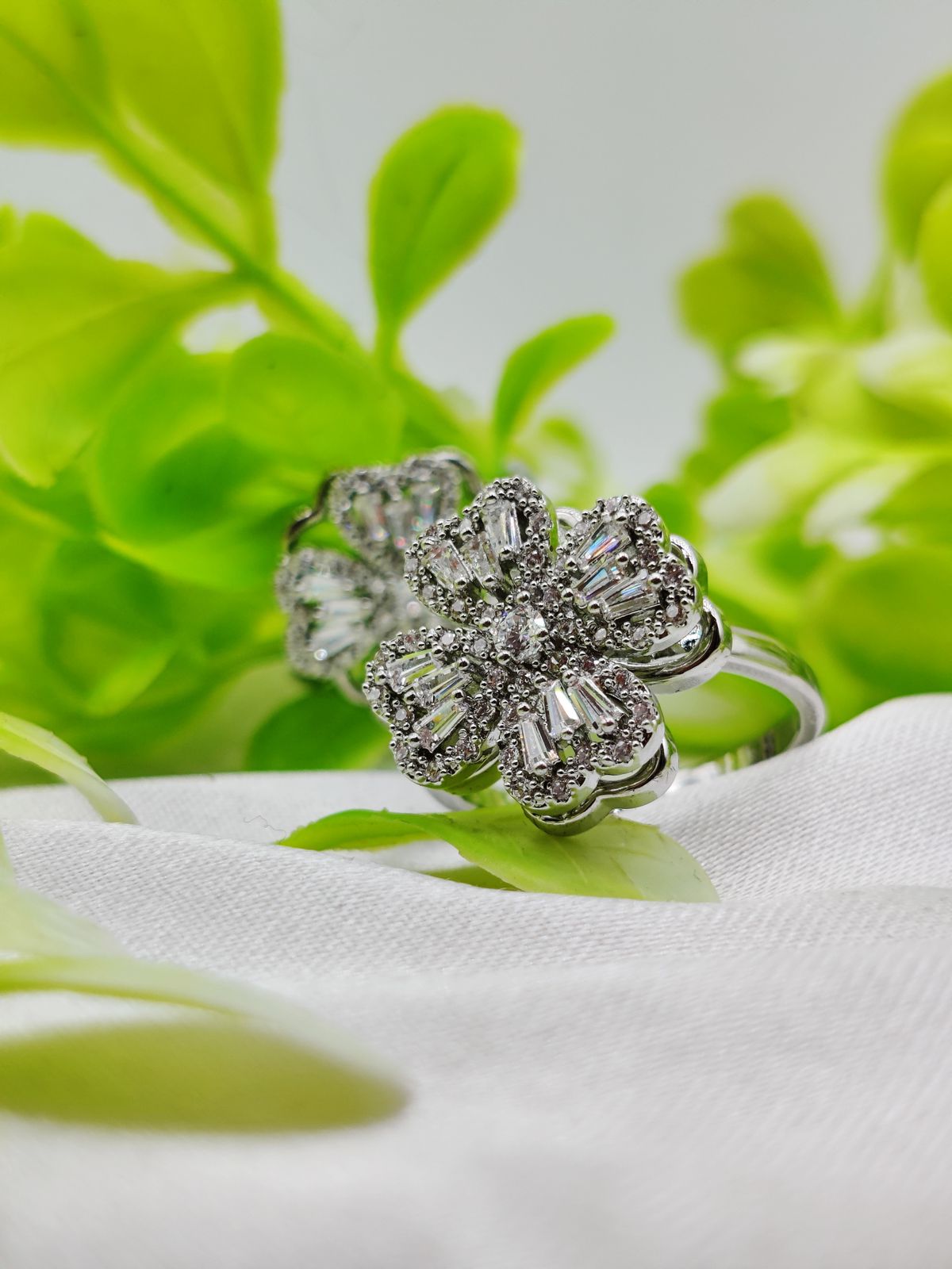 1 Piece Imported Dazzling Movable Floral Blossom Adjustable Rings - 2 Color Variants 🌟 | Luxurious Design Ring | Adjustable Ring | Ring For Girls & Women ✨ - Random Color - Image 5