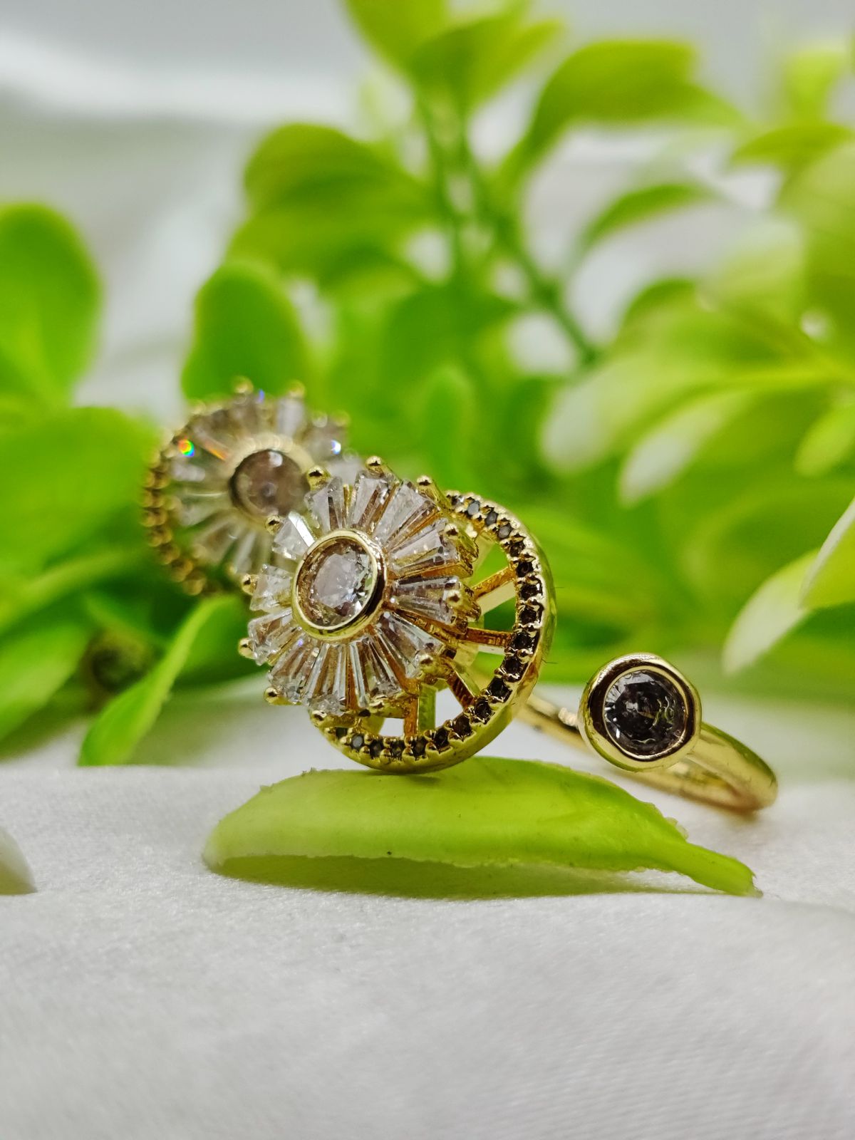 1 Piece Elegant Moveable Radiance Sunflower Ring – Timeless Sparkle 🌟 | Luxurious Design Ring | Adjustable Ring | Ring For Girls & Women ✨ - Image 3