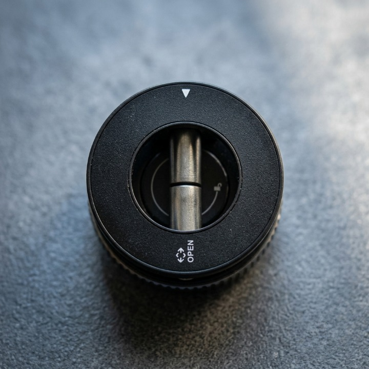 Vacuum Magnetic Car Phone Holder – 360° Rotating Mount - Image 2