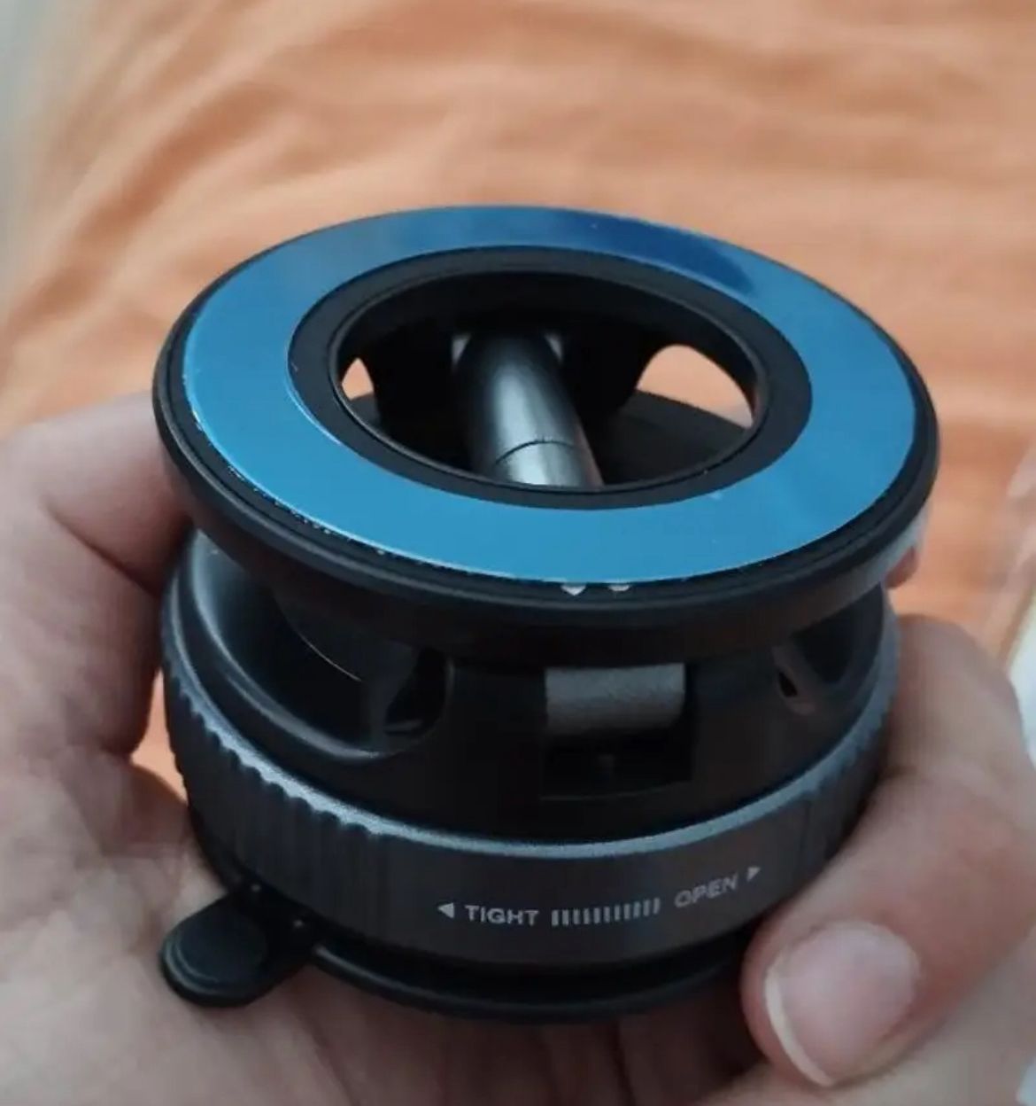 Vacuum Magnetic Car Phone Holder – 360° Rotating Mount - Image 4
